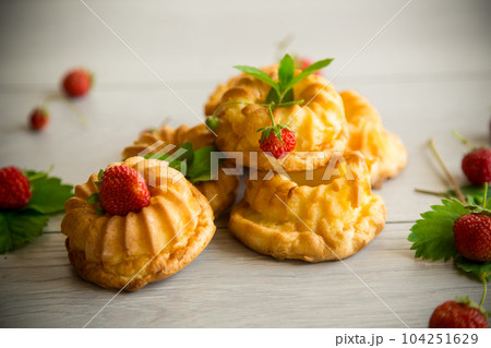 Cooked sweet curd cupcakes with fresh strawberries and mint Cooked sweet curd cupcakes with fresh strawberries and mint 104251629