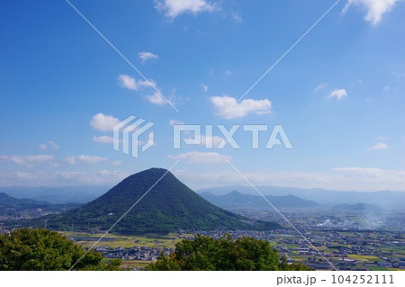 香川県 青ノ山から飯野山方面を望む 香川県 青ノ山から飯野山方面を望む 104252111
