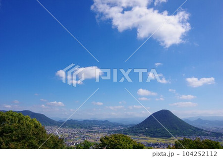 香川県 青ノ山から飯野山方面を望む 香川県 青ノ山から飯野山方面を望む 104252112