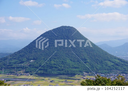 香川県 青ノ山から飯野山方面を望む 香川県 青ノ山から飯野山方面を望む 104252117