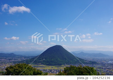 香川県　青ノ山から飯野山方面を望む 104252136