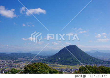 香川県　青ノ山から飯野山方面を望む 104252137