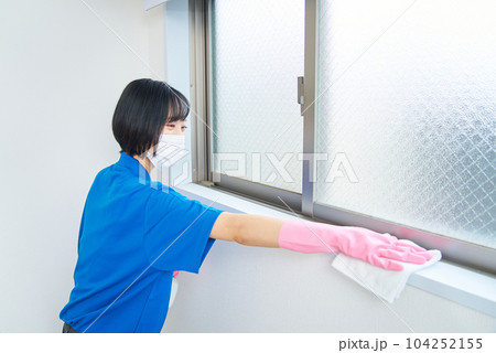 部屋を拭き掃除する女性 104252155
