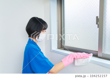 部屋を拭き掃除する女性 104252157