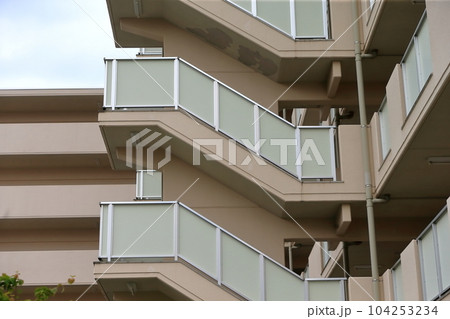 集合住宅の外部階段 集合住宅の外部階段 104253234