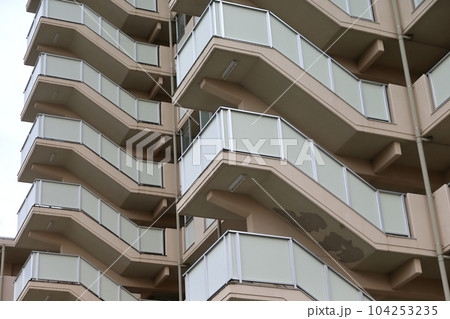集合住宅の外部階段 104253235