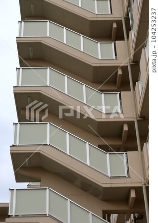 集合住宅の外部階段 104253237