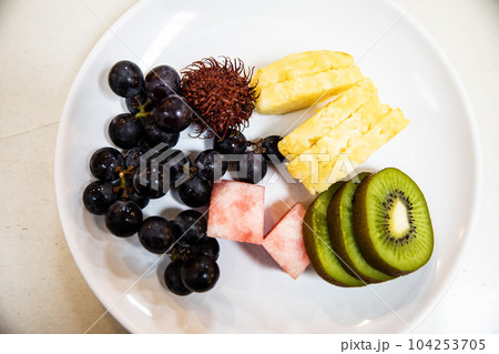 Fresh, nutritious and colorful fruit snacks that are good for drinking Fresh, nutritious and colorful fruit snacks that are good for drinking 104253705