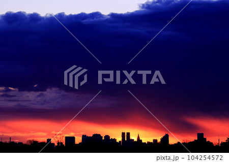 朝焼け　東京都庁 104254572