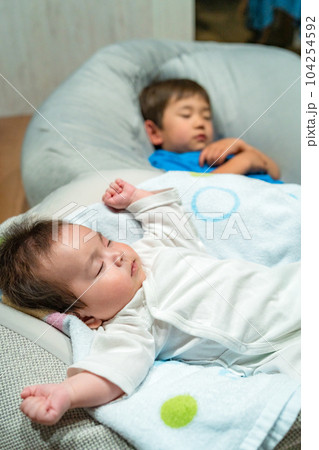 お兄ちゃんの横で眠る赤ちゃん お兄ちゃんの横で眠る赤ちゃん 104254592