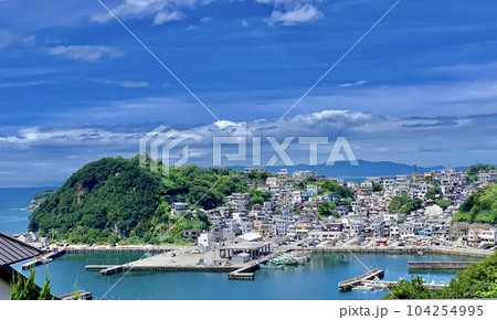 日本のアマルフィ 和歌山市雑賀崎の風景 日本のアマルフィ 和歌山市雑賀崎の風景 104254995