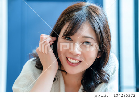 寝転んでくつろぐミドルの女性 104255372