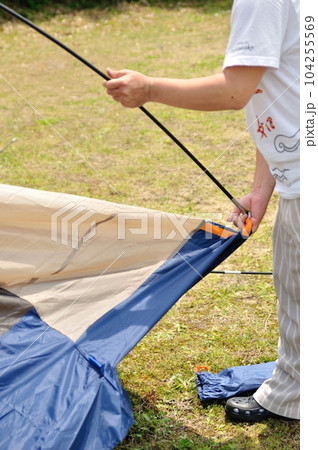 テントを張る、設営イメージ写真｜アウトドア・キャンプの様子 104255569