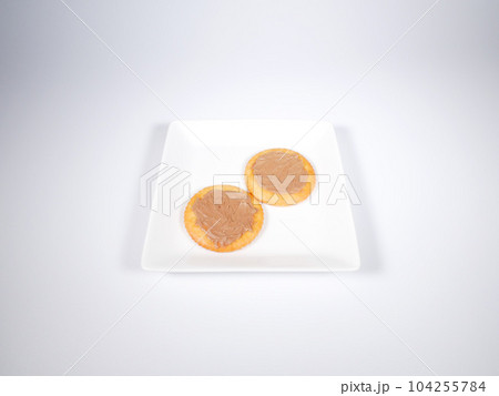 コーヒークリームを乗せたクラッカー 104255784