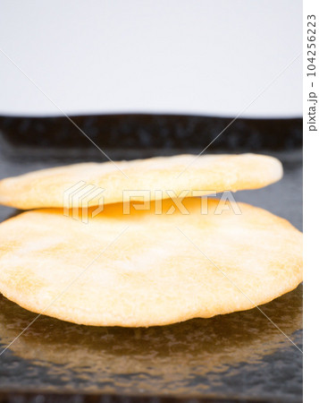 サラダせんべい　黒皿 104256223