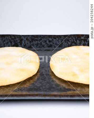 サラダせんべい　黒皿 104256244