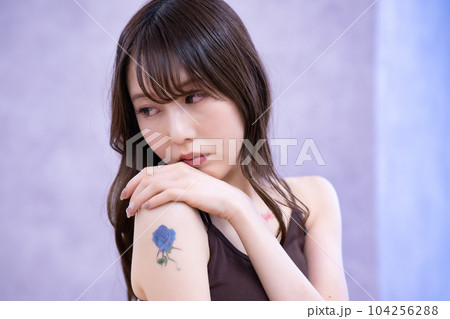 タトゥーをした女性 104256288