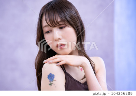 タトゥーをした女性 104256289