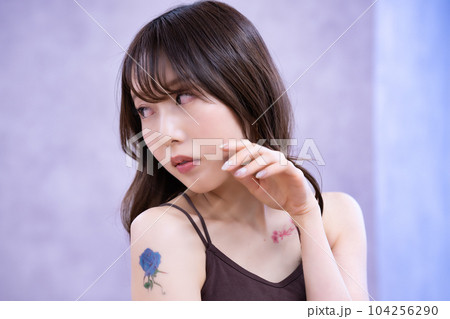 タトゥーをした女性 104256290