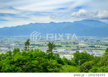 安曇野市街地と新緑 安曇野市街地と新緑 104256293
