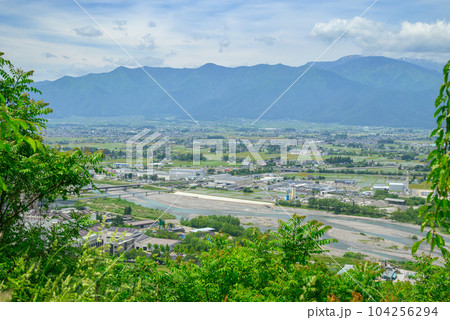 安曇野市街地と新緑 安曇野市街地と新緑 104256294