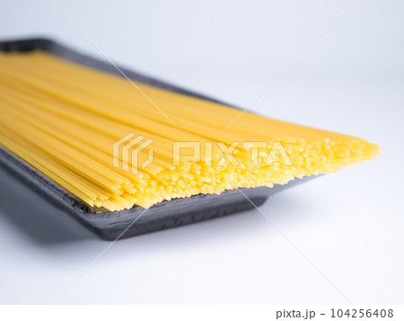 スパゲッティ 乾麺 調理前 スパゲッティ 乾麺 調理前 104256408