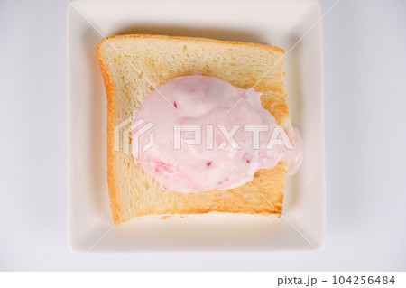 いちごアイスを乗せたトーストパン 104256484