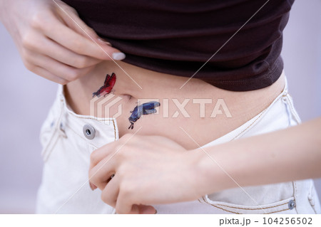 タトゥーをした女性【パーツカット】 104256502