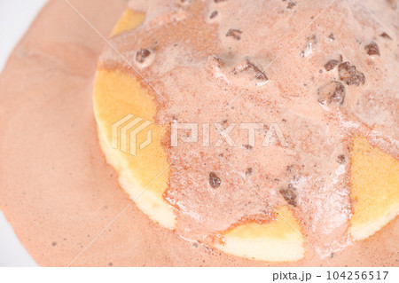 チョコクッキーアイスを乗せたパンケーキ 104256517