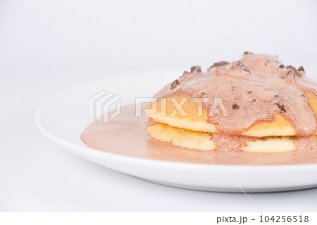 チョコクッキーアイスを乗せたパンケーキ 104256518