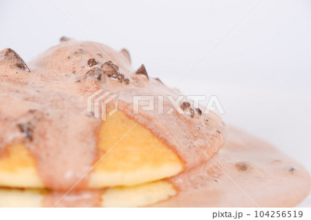 チョコクッキーアイスを乗せたパンケーキ チョコクッキーアイスを乗せたパンケーキ 104256519