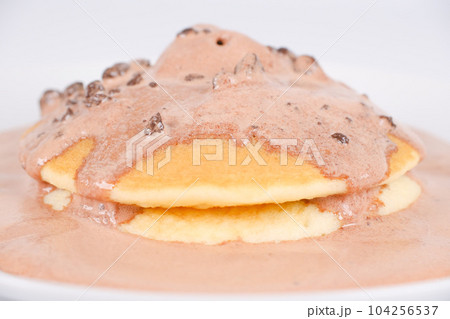 チョコクッキーアイスを乗せたパンケーキ チョコクッキーアイスを乗せたパンケーキ 104256537