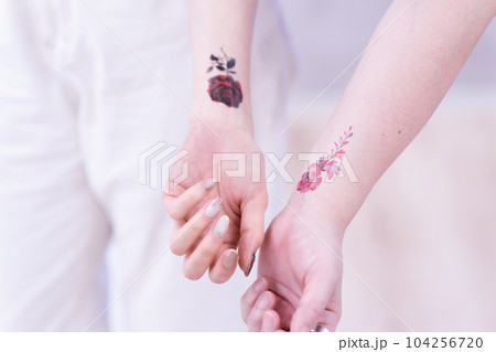 手首にタトゥーをした二人の女性【パーツカット】 104256720