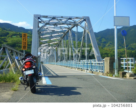 バイクで走るのに気持ちいい季節 バイクで走るのに気持ちいい季節 104256801