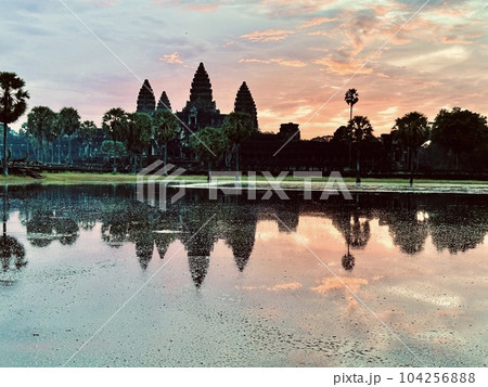アンコールワットの朝焼け アンコールワットの朝焼け 104256888