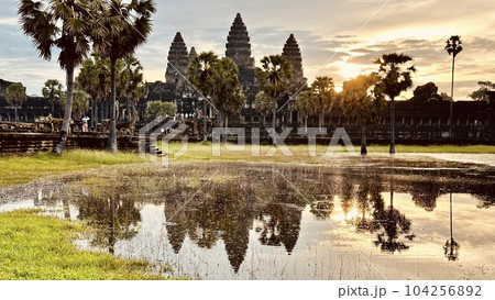 夜明けのアンコールワット 夜明けのアンコールワット 104256892