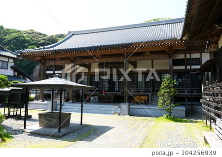 【高知市　四国八十八ヶ所巡礼　土佐　第三十三番札所「雪蹊寺」本堂】 104256939