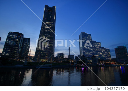 薄暮に包まれる未来都のシルエット市横浜の街並み風景 薄暮に包まれる未来都のシルエット市横浜の街並み風景 104257170