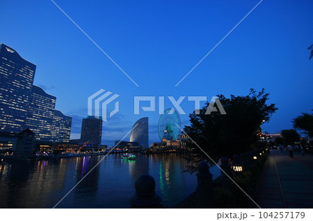 薄暮に包まれる未来都のシルエット市横浜の街並み風景 薄暮に包まれる未来都のシルエット市横浜の街並み風景 104257179