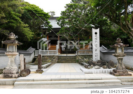 【土佐清水市　四国八十八ヶ所巡礼　土佐　第三十八番札所「金剛福寺」参道と仁王門】 104257274