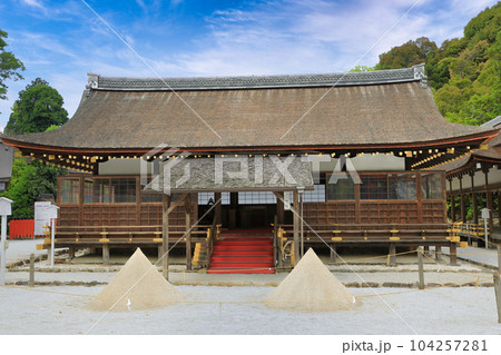 世界遺産 上賀茂神社(賀茂別雷神社)細殿立砂 世界遺産 上賀茂神社(賀茂別雷神社)細殿立砂 104257281