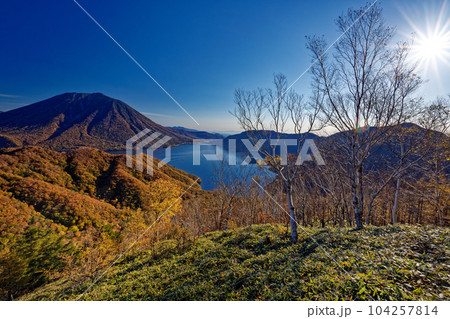 朝の奥日光・社山稜線から見る紅葉の中禅寺湖と男体山 104257814