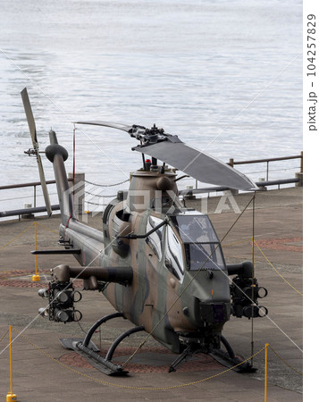 岸壁に着陸した対戦車ヘリコプター 岸壁に着陸した対戦車ヘリコプター 104257829