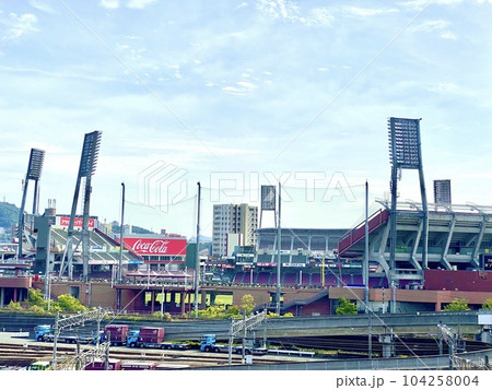 広島市　電車から見えるマツダスタジアム 104258004