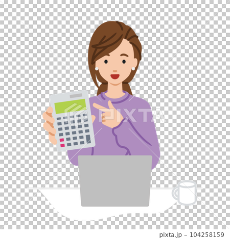 一位身穿運動衫的女士坐在辦公桌前,打開筆記本電腦,指著一個指向你的計算器 一位身穿運動衫的女士坐在辦公桌前,打開筆記本電腦,指著一個指向你的計算器 104258159