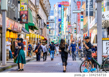 東京上野の都市風景 上野御徒町中央通り 上野駅 東京上野の都市風景 上野御徒町中央通り 上野駅 104258710