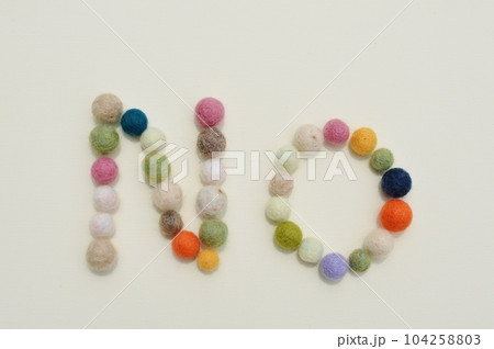 羊毛フェルトのボールで作ったNOの文字　　　     104258803