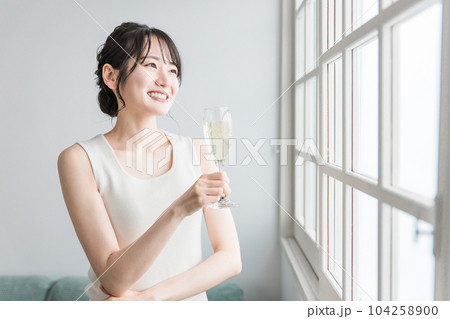 家で昼間にシャンパン・炭酸水・炭酸飲料を飲む女性 家で昼間にシャンパン・炭酸水・炭酸飲料を飲む女性 104258900