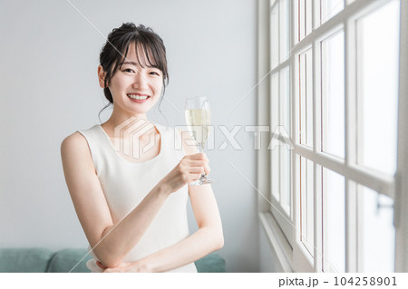 家で昼間にシャンパン・炭酸水・炭酸飲料を飲む女性 家で昼間にシャンパン・炭酸水・炭酸飲料を飲む女性 104258901