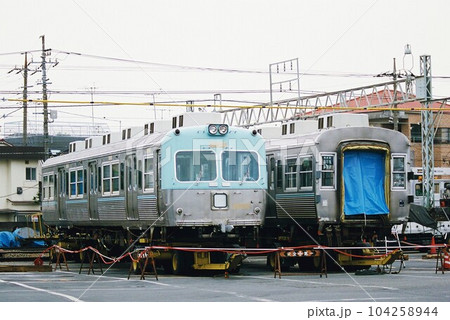 永福町で陸送を待つ京王電鉄井の頭線の3000系の写真素材 [104258944